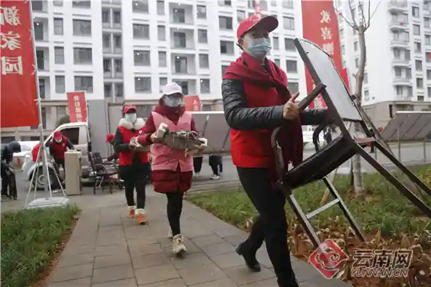 云南巧家移民搬迁志愿服务队协助移民群众搬新家
