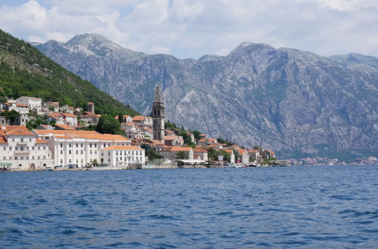 云南怒江：开学季，移民管理警察开启“护学模式”